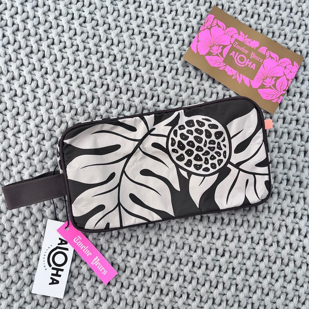 Aloha Collection• 12 year Collection DOPP KIT in Holomua Coconut On Sandstone